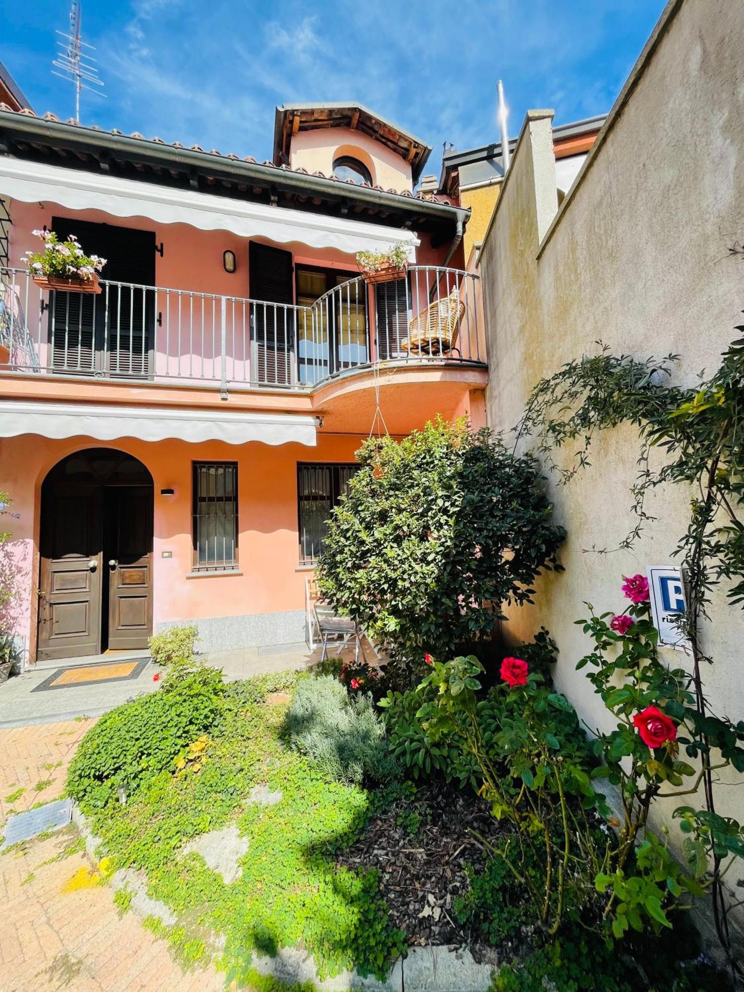 Casa Caroli, Charme E Comfort Nel Cuore Di Alba Екстериор снимка